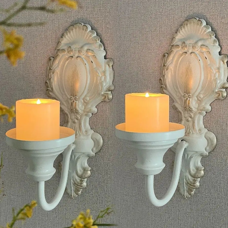 Appliques murales baroques blanches avec bougies allumées, décoration murale élégante