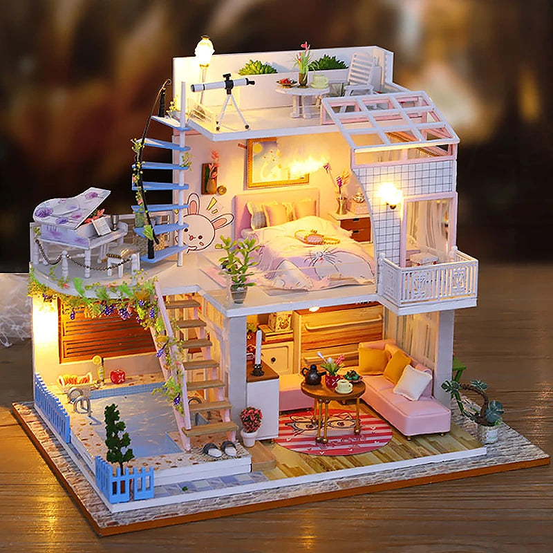 Maison miniature rose éclairée utilisée comme décoration intérieure