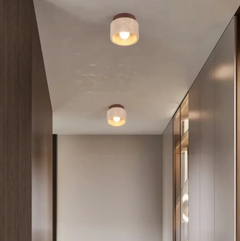 Plafonniers en pierre naturelle éclairant un intérieur minimaliste.