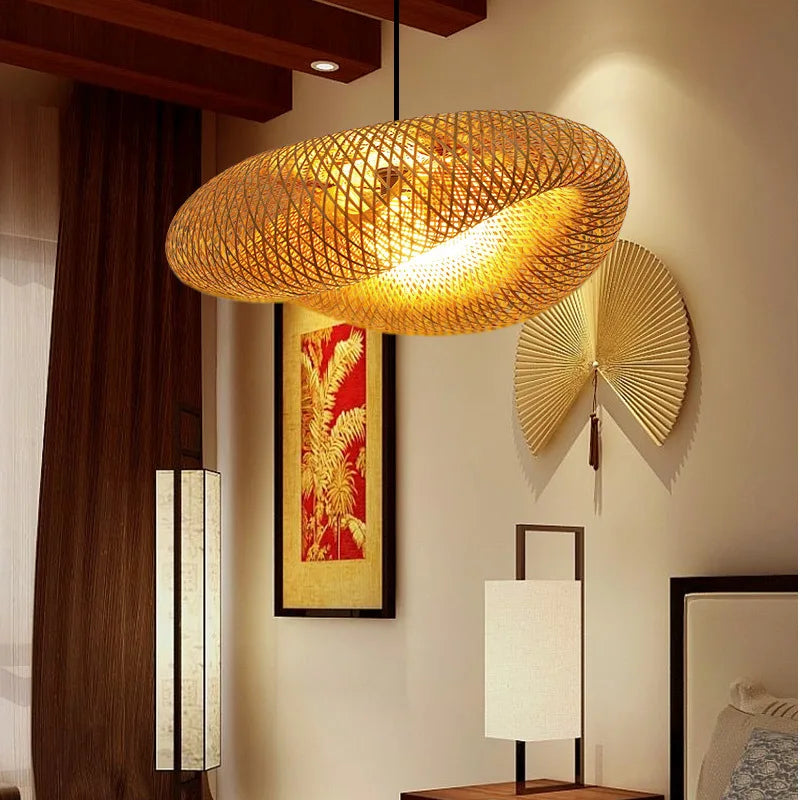 Suspension en bambou naturel dans un intérieur japonais épuré et lumineux.