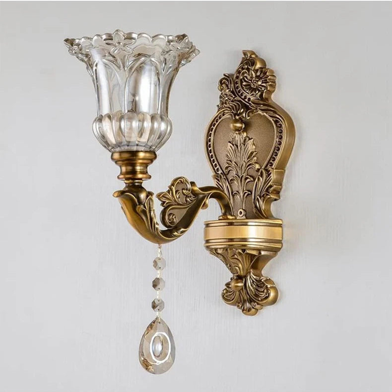 Applique murale classique en métal doré avec abat jour en verre et pampille cristal suspendue vue de face