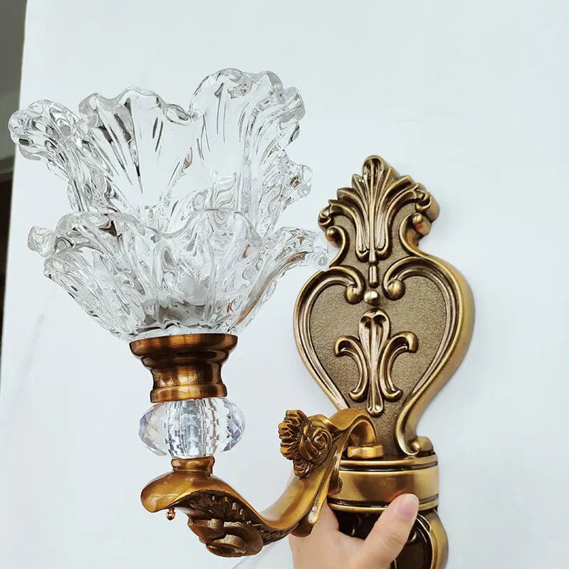 Applique murale classique en laiton avec abat jour en verre transparent tenue à la main pour montrer les dimensions