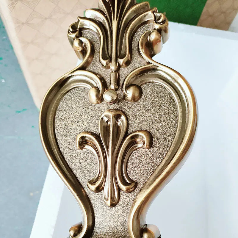 Gros plan du support mural en laiton décoratif avec motifs classiques pour applique murale intérieure