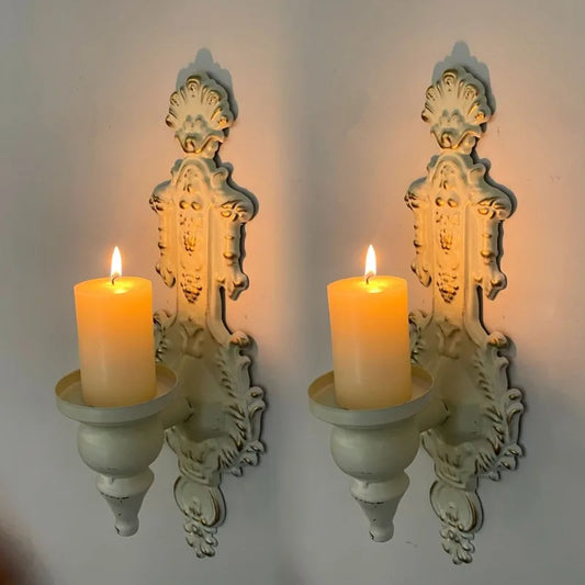 Deux appliques murales style baroque blanc patiné avec bougies allumées pour décoration murale élégante