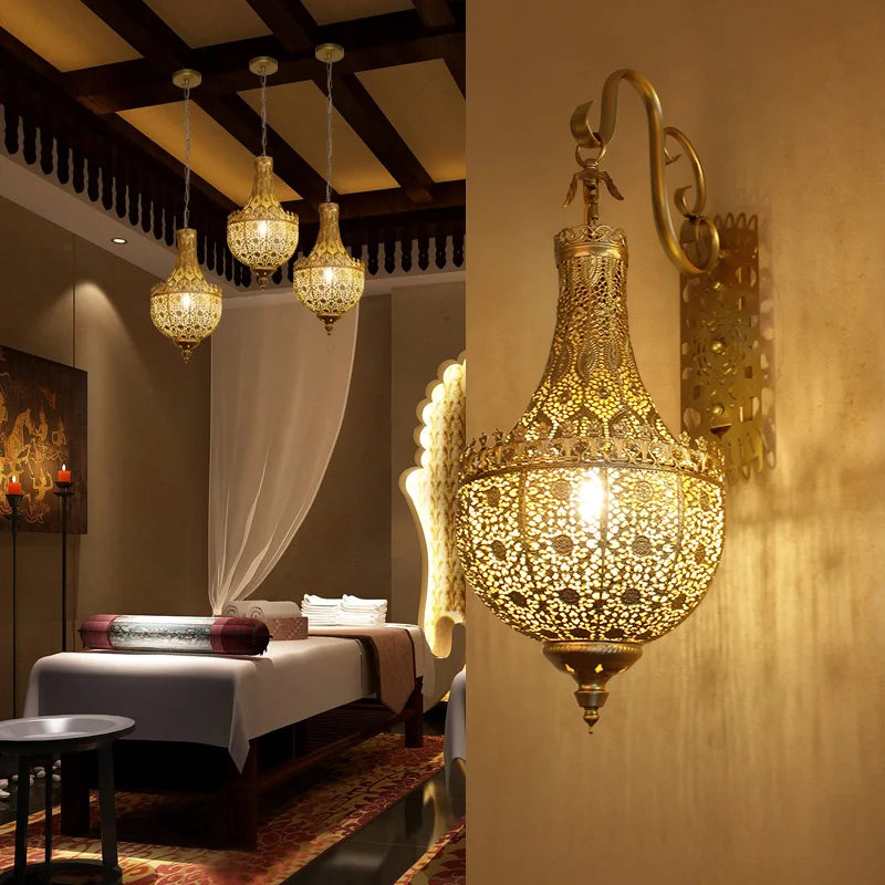 Applique murale dorée de style oriental installée dans une ambiance chaleureuse et décorative.