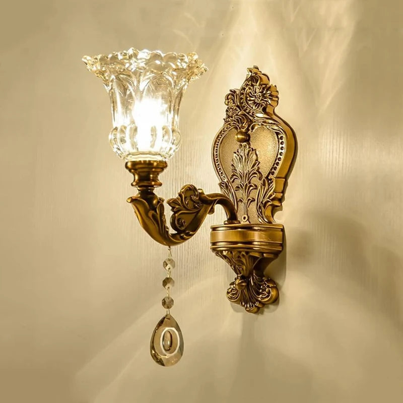 Applique murale dorée avec verre texturé et pampilles en cristal pour éclairage décoratif