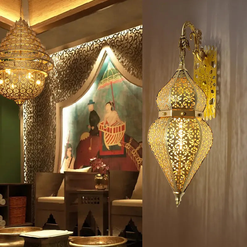 Applique murale dorée installée dans un intérieur élégant avec éclairage décoratif oriental.