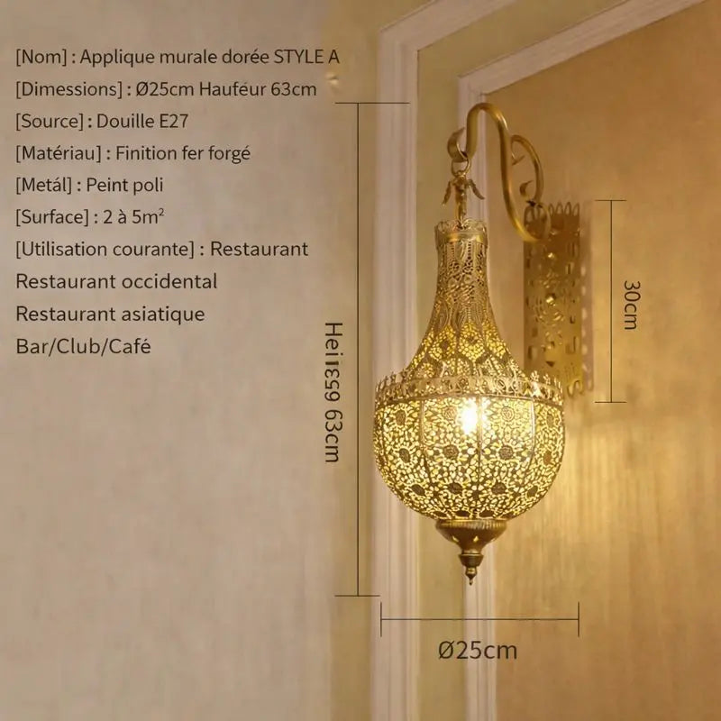 Applique murale dorée style A en fer forgé ajouré hauteur 63 cm avec lumière chaleureuse.