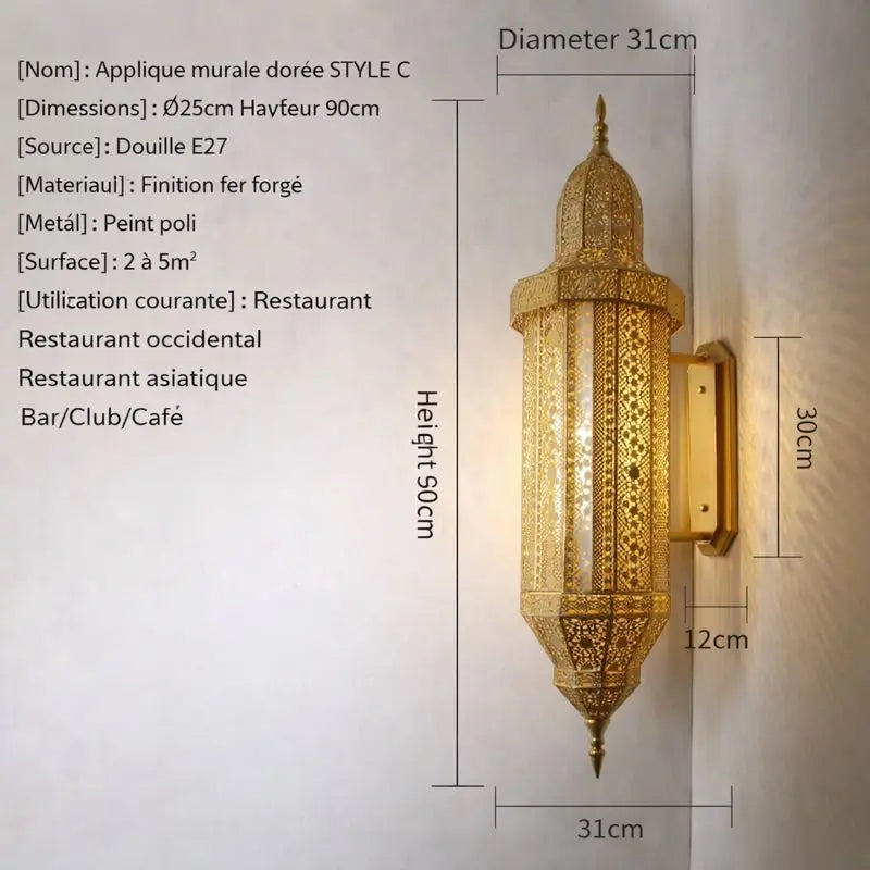 Grande applique murale dorée style C hauteur 90 cm en fer forgé décoratif.