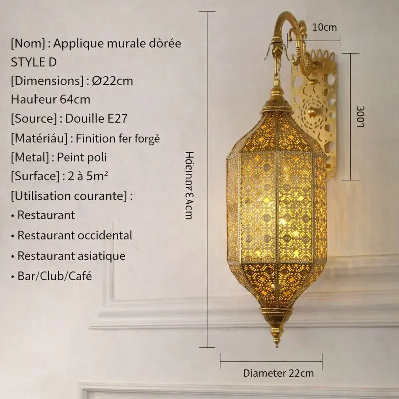 Applique murale dorée style D en fer forgé ajouré hauteur 64 cm avec douille E27.
