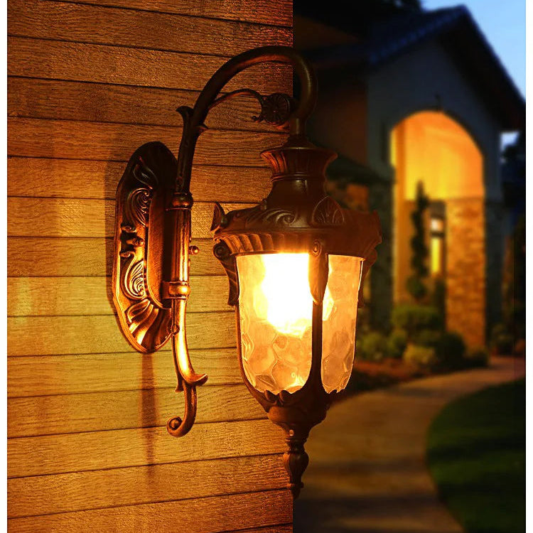 Applique murale extérieure vintage montrée de jour et de nuit avec éclairage chaleureux sur mur en bois