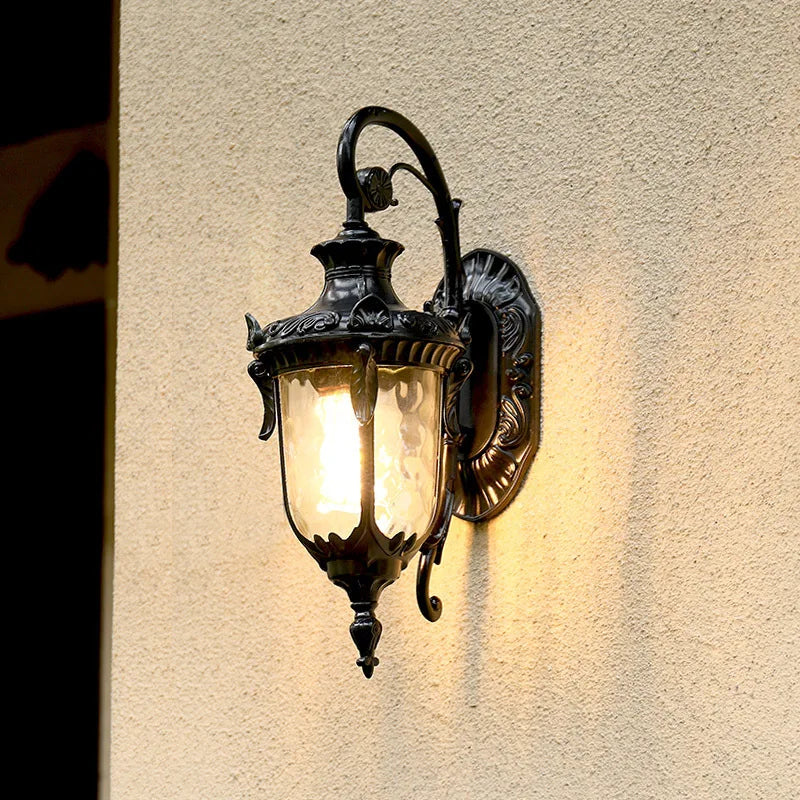 Applique murale extérieure vintage noire avec verre texturé diffusant une lumière chaude