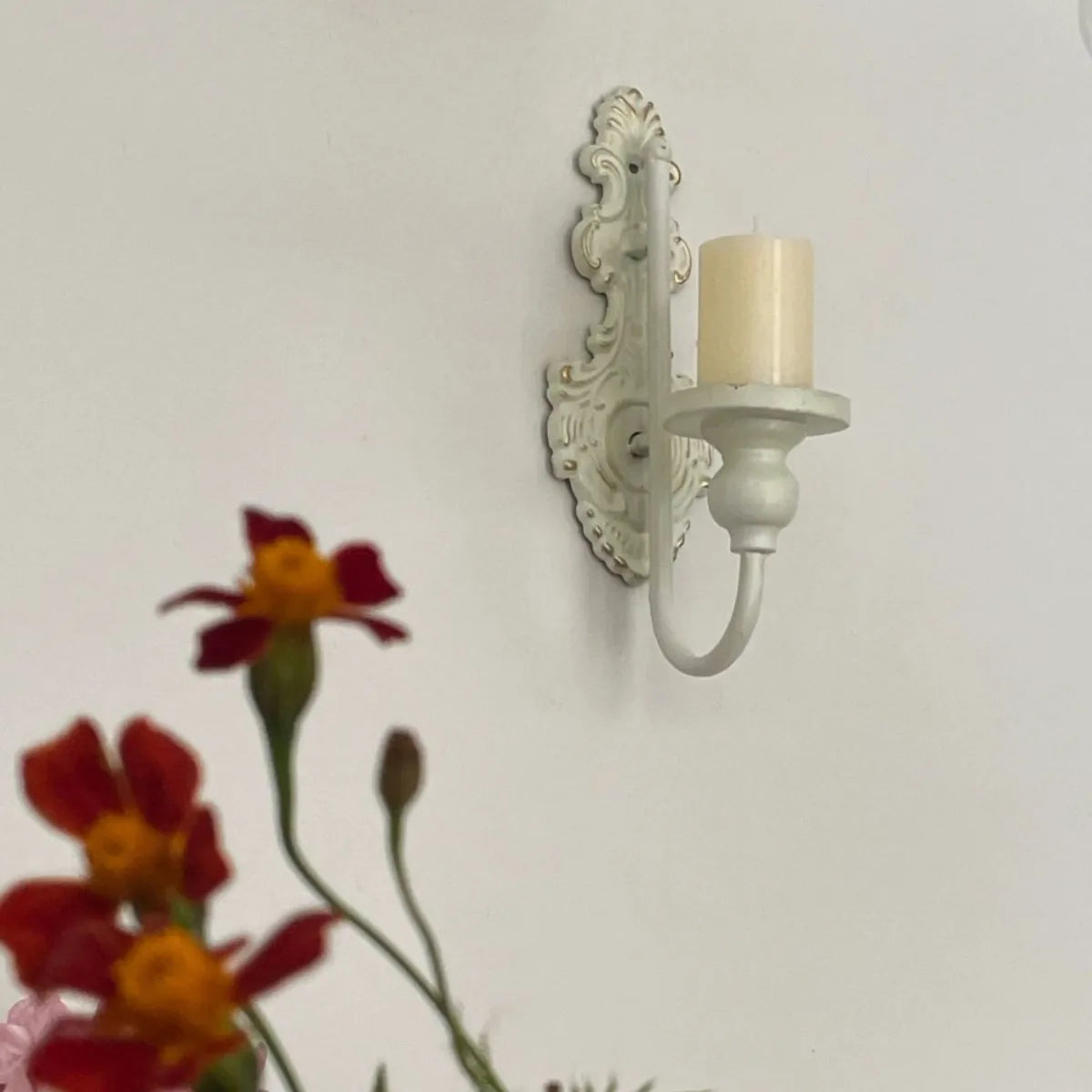Applique murale baroque blanche avec bougie allumée, décoration murale classique