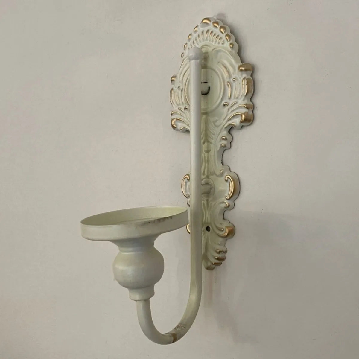 Applique murale baroque blanche patinée vue de côté, support mural pour bougie style ancien