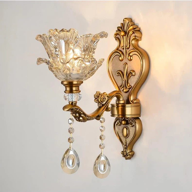 Applique murale vintage dorée allumée avec verre travaillé diffusant une lumière chaude
