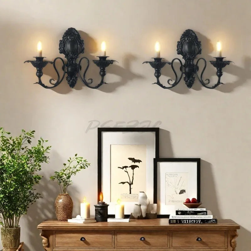Appliques murales décoratives noires avec bougies allumées dans un intérieur chaleureux.