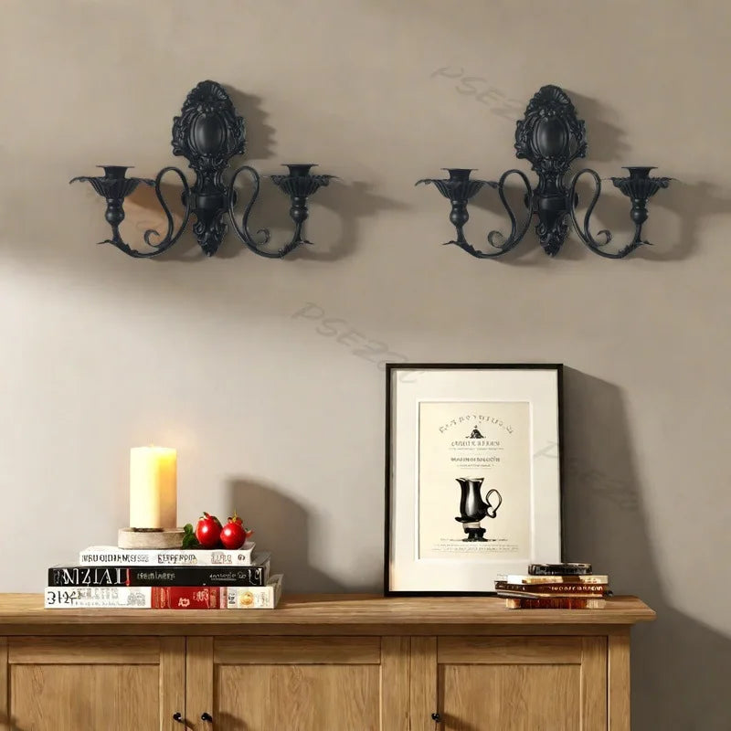 Appliques murales décoratives noires installées au-dessus d’un meuble en bois