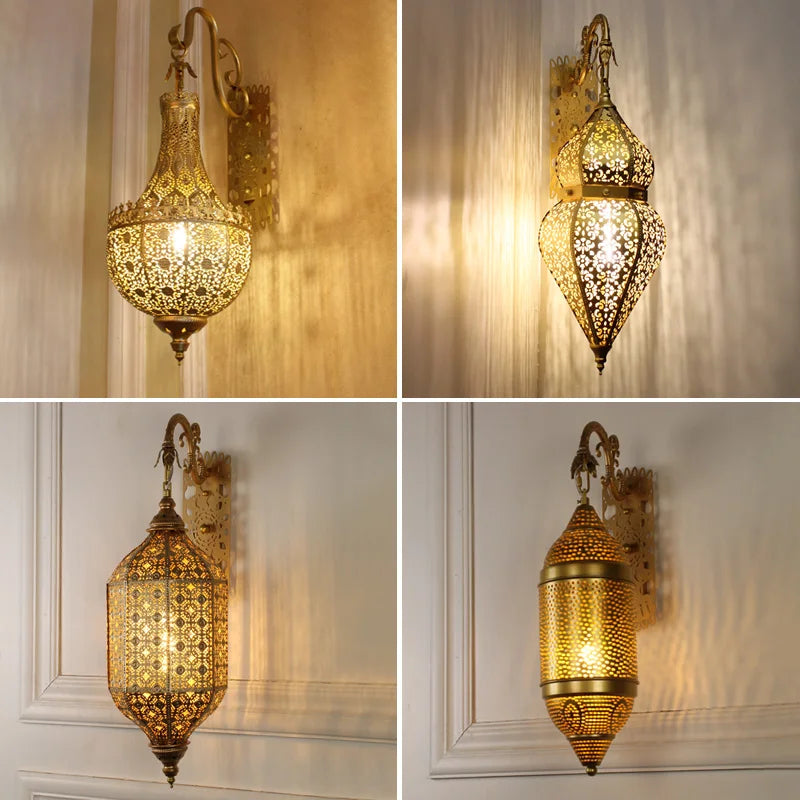 Ensemble d’appliques murales dorées de style marocain diffusant une lumière chaude sur un mur intérieur.