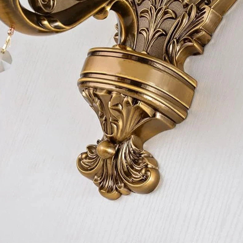 Détail de la base inférieure décorative en laiton d’une applique murale classique