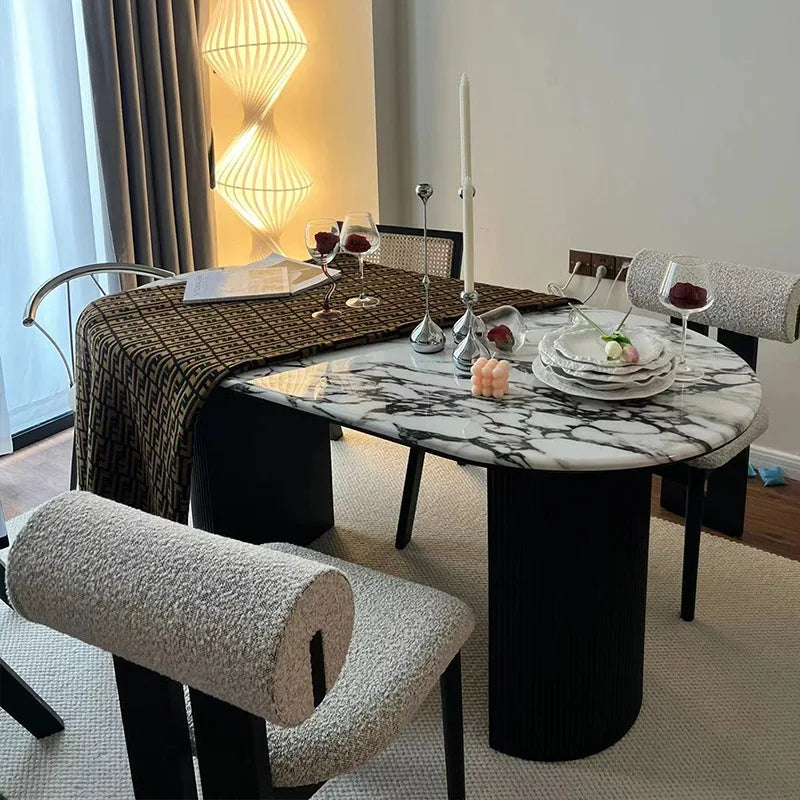 Bougeoirs décoratifs en métal argenté utilisés pour décorer une table de salle à manger.