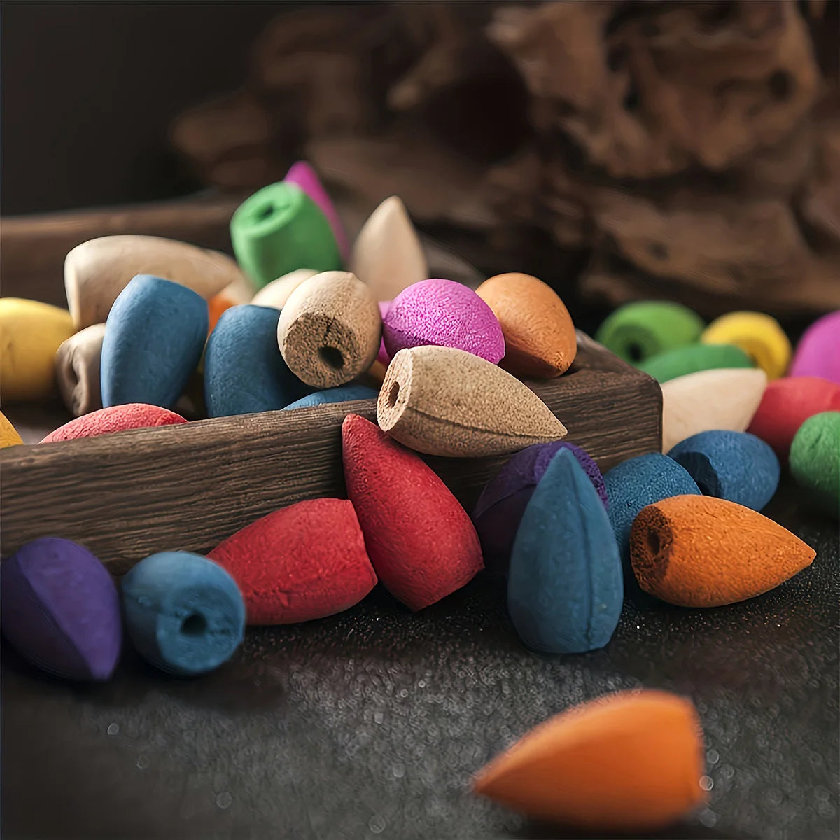 Cônes d’encens multicolores adaptés aux fontaines à encens, présentés en gros plan.