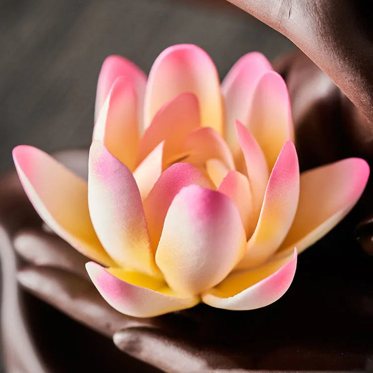 Détail de la fleur lotus décorative intégrée à un porte encens zen.