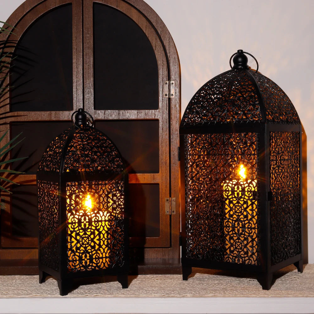 Lanternes noires ajourées diffusant une lumière chaude devant une fenêtre en bois.