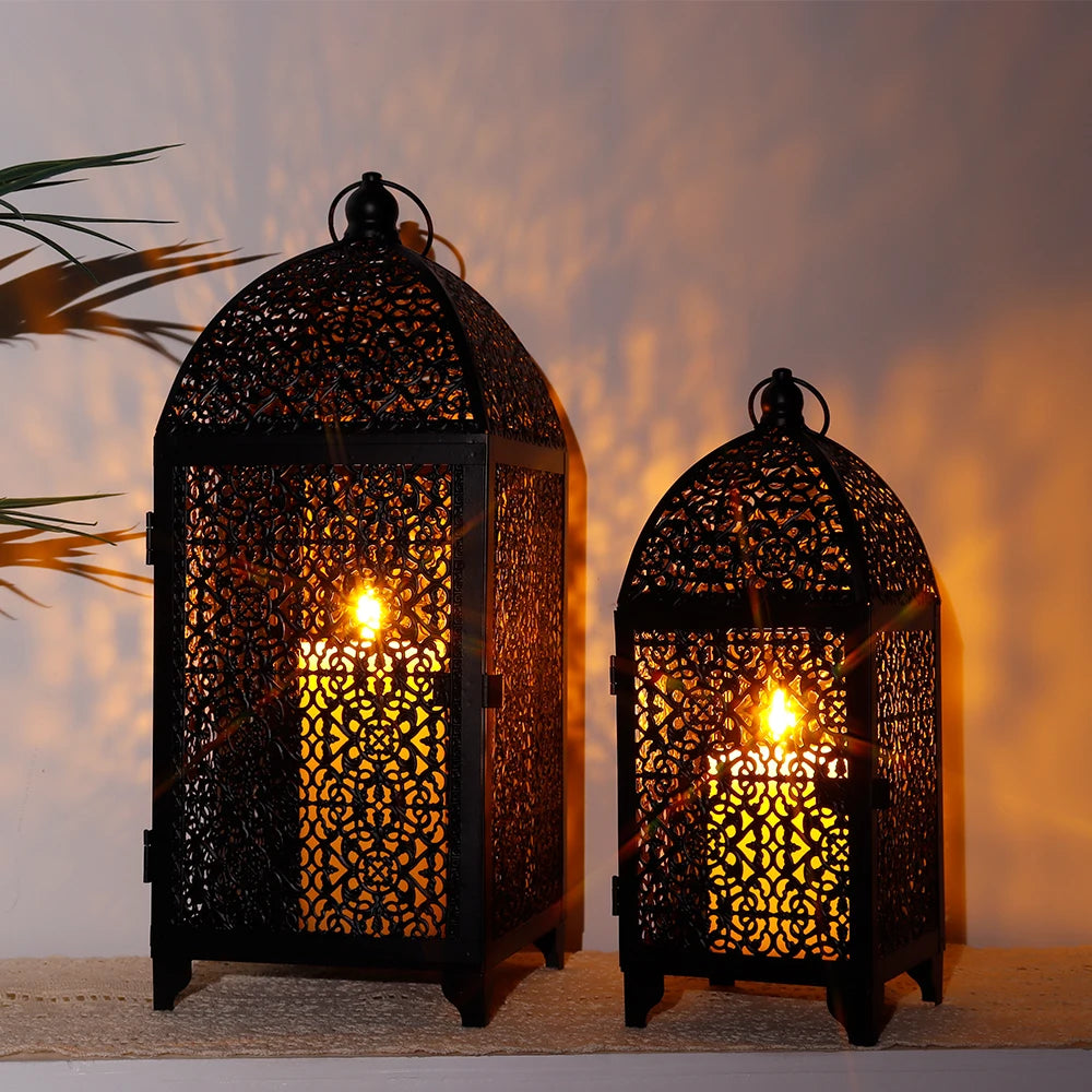 Lanternes décoratives noires créant une ambiance lumineuse douce et chaleureuse.