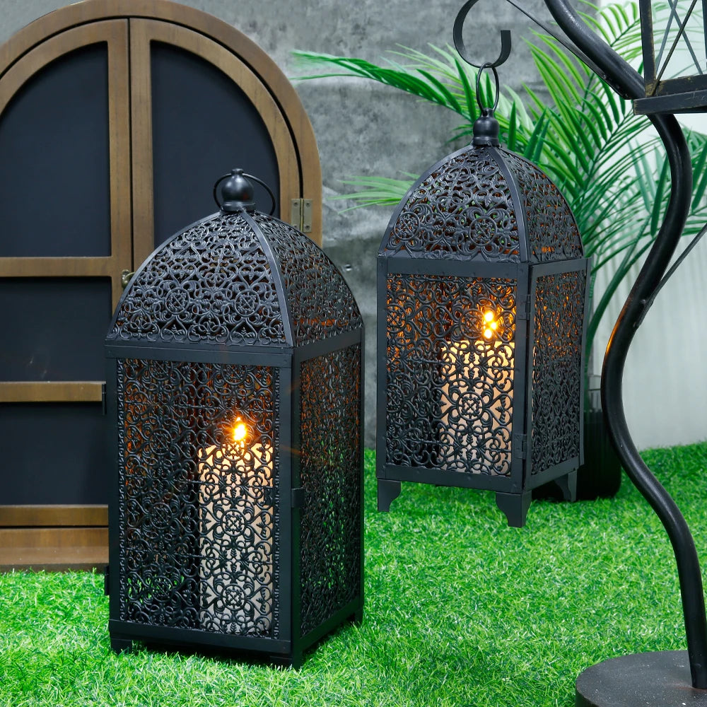 Lanternes décoratives noires adaptées à une décoration extérieure ou de jardin.