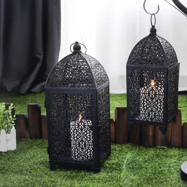 Lanternes décoratives noires suspendues et posées pour décoration extérieure.