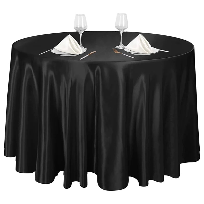 Nappe ronde satinée noire pour table élégante et décoration moderne.