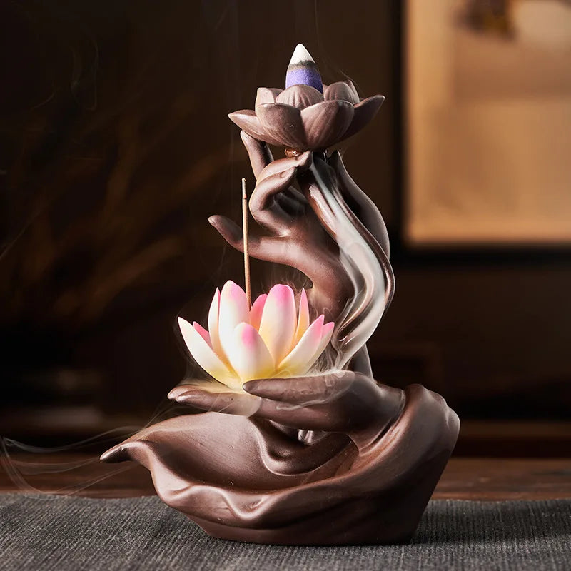 Porte encens lotus blanc avec fleur rose et jaune pour décoration zen intérieure.