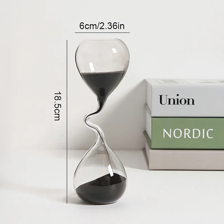 Sablier décoratif en verre avec sable noir, dimensions visibles pour indication de taille.