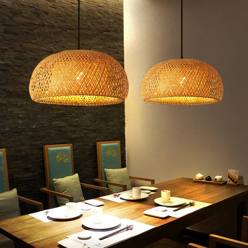 Suspension en rotin tressé installée au plafond au-dessus d’une table de restaurant avec éclairage chaleureux