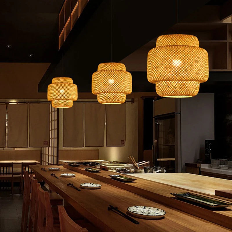 Lampes suspendues en rotin naturel éclairant un espace restaurant avec ambiance chaleureuse