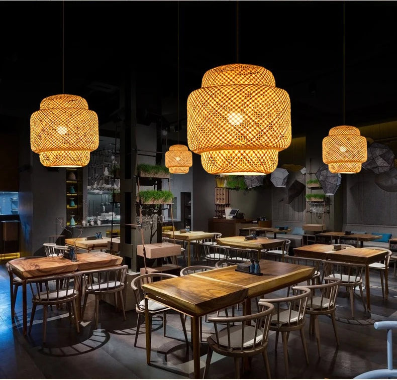Plusieurs suspensions en rotin tressé diffusant une lumière chaude dans un restaurant moderne