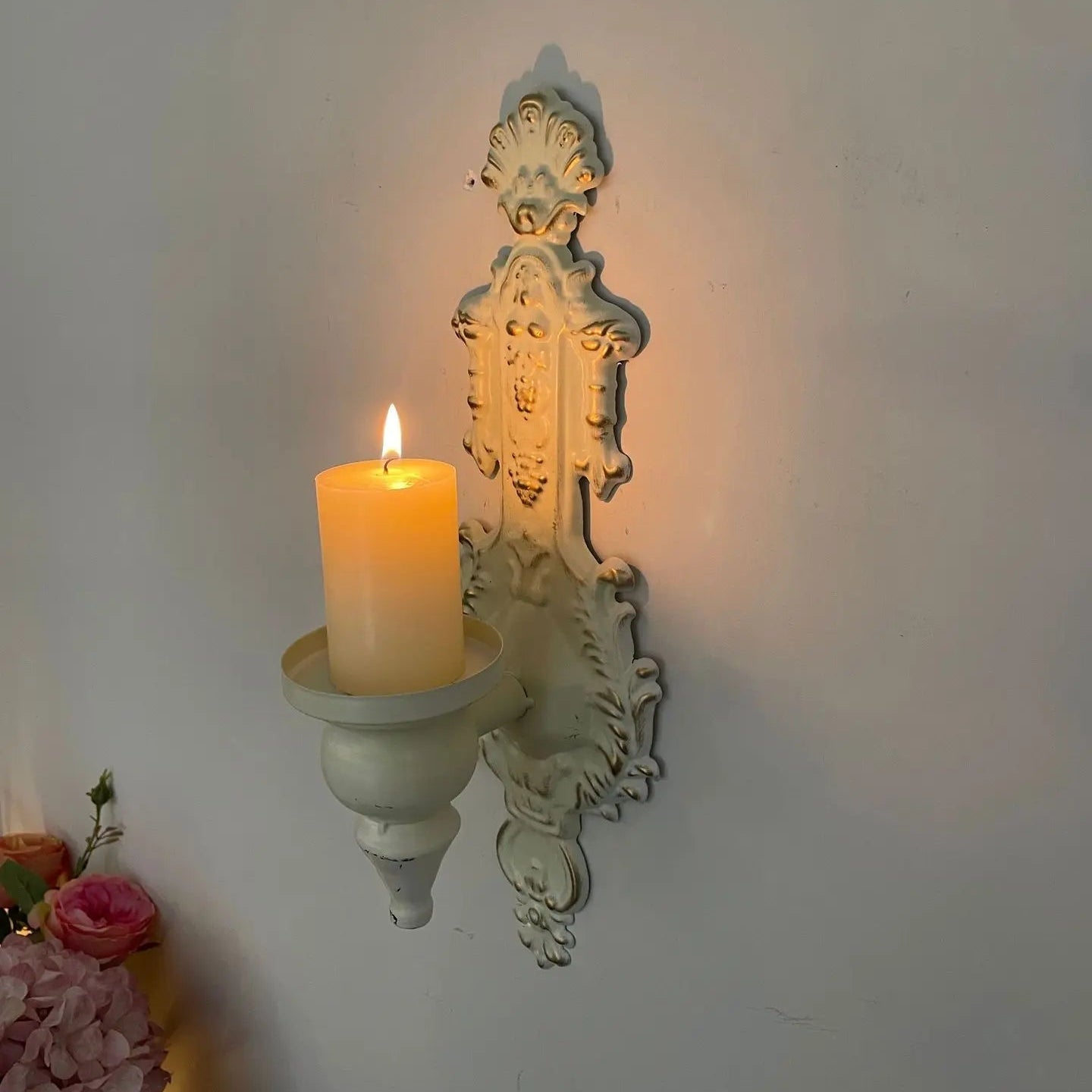 Applique murale décorative style baroque blanc patiné avec bougie allumée et support mural ornemental
