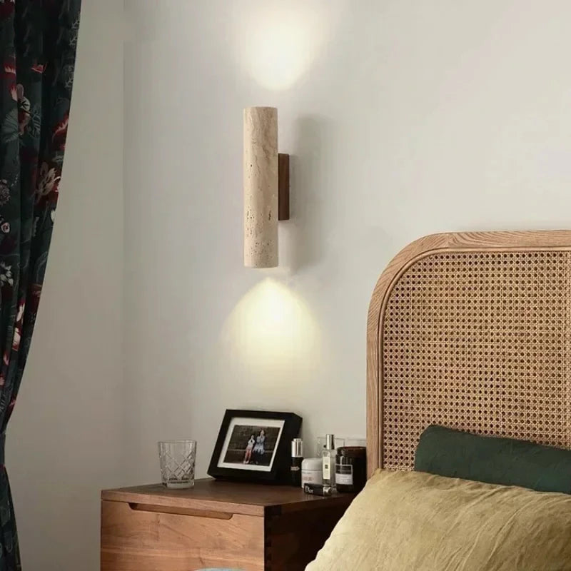 Applique murale en pierre naturelle installée dans une chambre au style naturel.