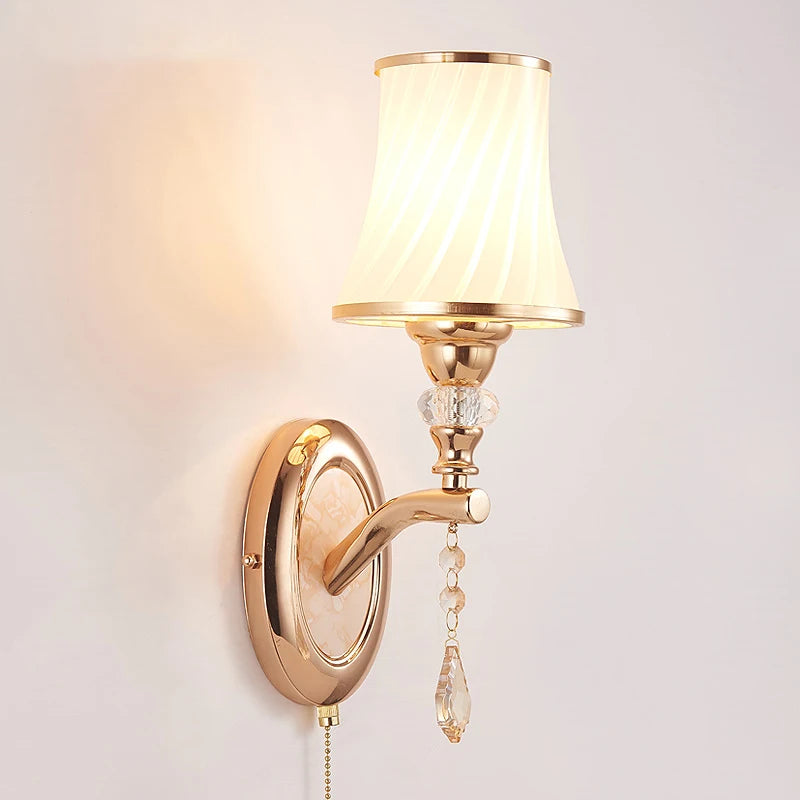 Applique murale dorée avec abat-jour plissé blanc et pampille en cristal suspendue, interrupteur à chaînette intégré