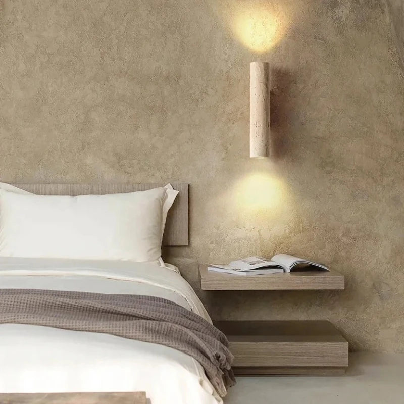Applique murale en pierre naturelle éclairant une chambre minimaliste.
