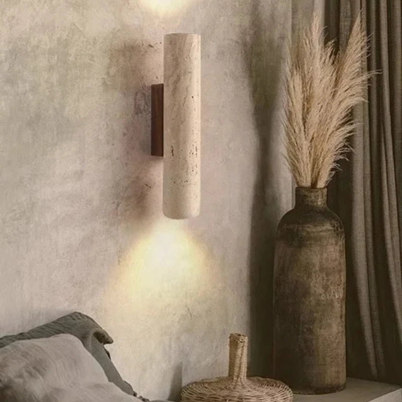 Applique murale en pierre naturelle avec éclairage doux dans un intérieur chaleureux.