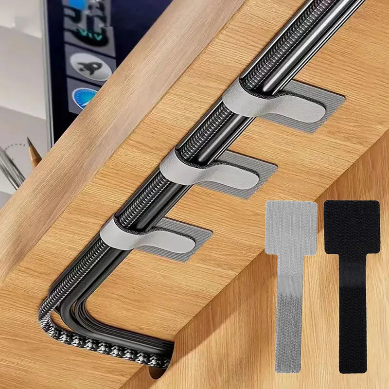 Attaches câbles adhésives fixées sous bureau pour organiser les fils électriques