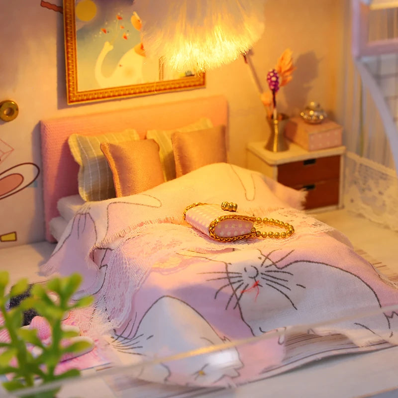 Chambre miniature rose avec lit double, lampe suspendue et table de chevet décorée