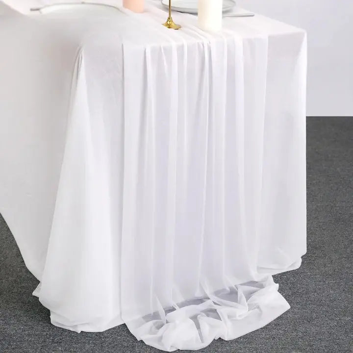 Chemin de table blanc en voile transparent posé sur table pour décoration épurée et minimaliste