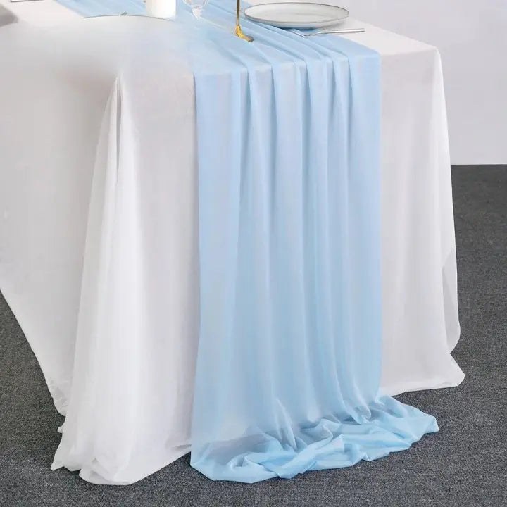 Chemin de table en organza bleu ciel pour décoration de table douce et aérienne