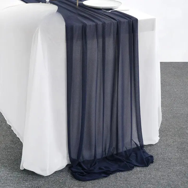 Chemin de table en organza bleu marine drapé sur table pour décoration de réception