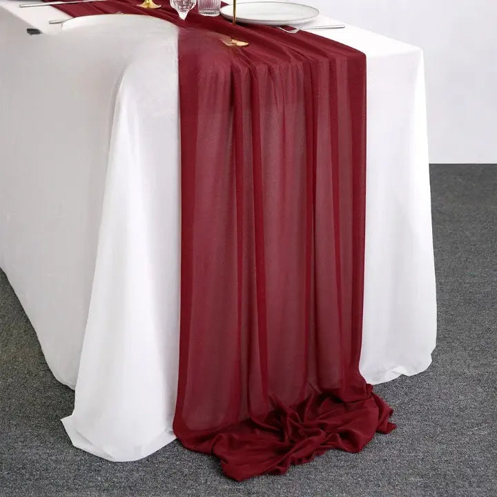 Chemin de table en organza rouge bordeaux pour décoration élégante et chaleureuse