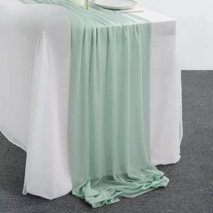 Chemin de table en organza vert menthe pour décoration fraîche et moderne