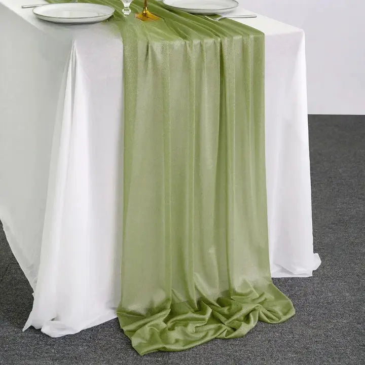 Chemin de table en organza vert olive pour décoration naturelle et raffinée