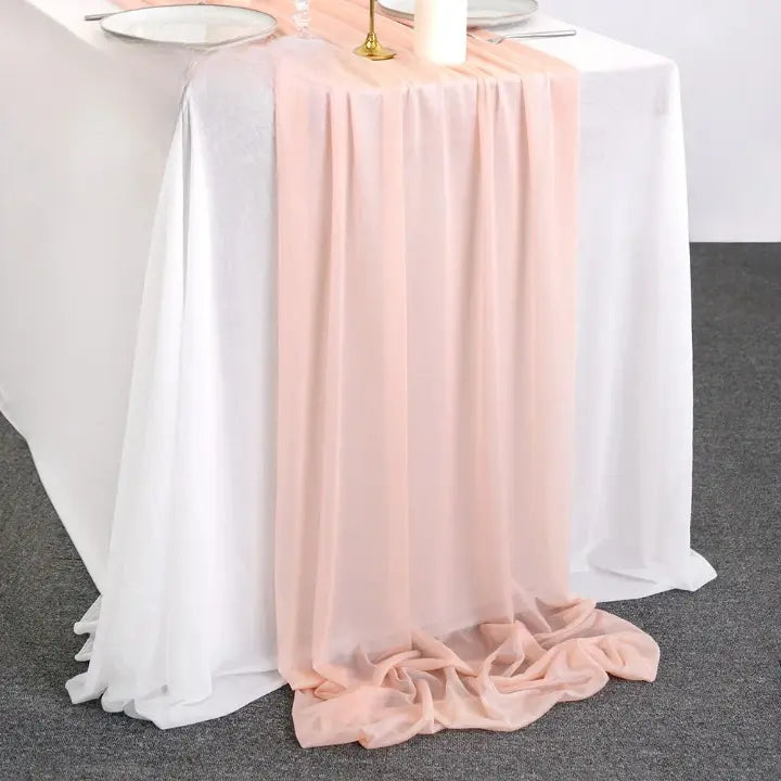 Chemin de table couleur pêche clair en tissu voile léger pour table élégante et lumineuse